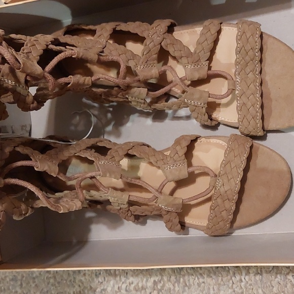 Light tan/gray gladiator sandals with braid detailing - Picture 3 of 7